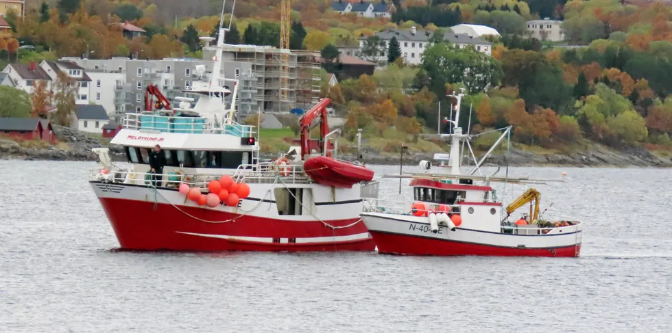 «Meløysund Jr» og «Sigurd M» har avsluttet slepet fra feltet og gjør klar til fortøyning hos Hamek i Harstad.