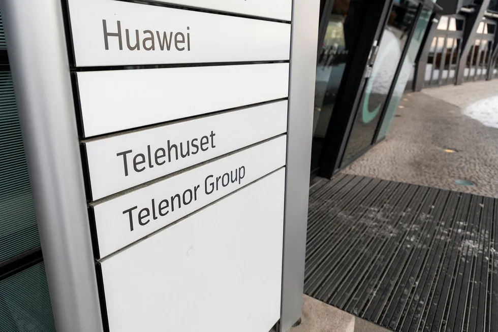 Huawei har lokaler i Telenors bygg på Fornebu. Uten tydelige retningslinjer står et økonomisk drevet næringsliv i fare for å bli en brikke i Kinas stormaktsspill, skriver artikkelforfatteren.