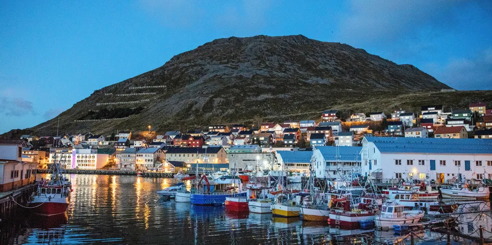 I Aps program står det ikke noe om å øke verdiskapingen og arbeid av fisken på kysten – bare «for samlet verdiskaping i Norge». BIldet er fra Honningsvåg.