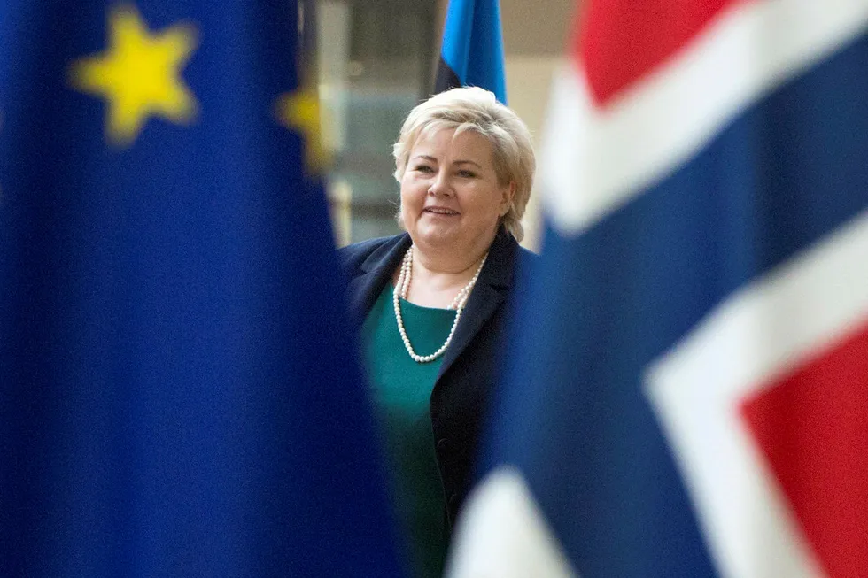 På fredag markeres 25-års jubileet for EØS-avtalen. Statsminister Erna Solberg drar til Brussel for anledningen.