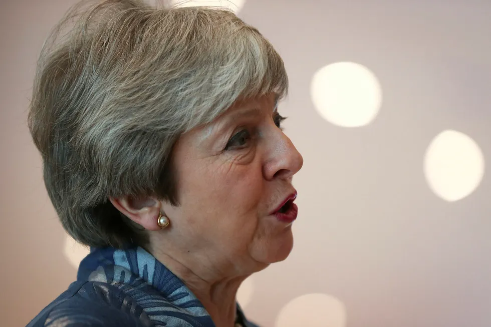 Storbritannias statsminister Theresa May utsetter viktig brexit-avstemming.