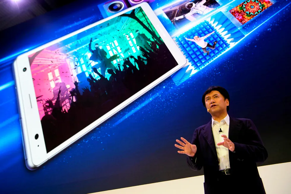 Salgs- og markedssjef i Sony, Hideyuki Furumi viser frem smarttelefonen Xperia XZ2 på fjorårets Mobile World Congress. Tross gode omtaler har Sony ikke klart å konkurrere med Samsung, Apple og kinesiske smarttelefonprodusenter. I dag er Sony bare en del av kategorien andre i salgsstatistikkene.