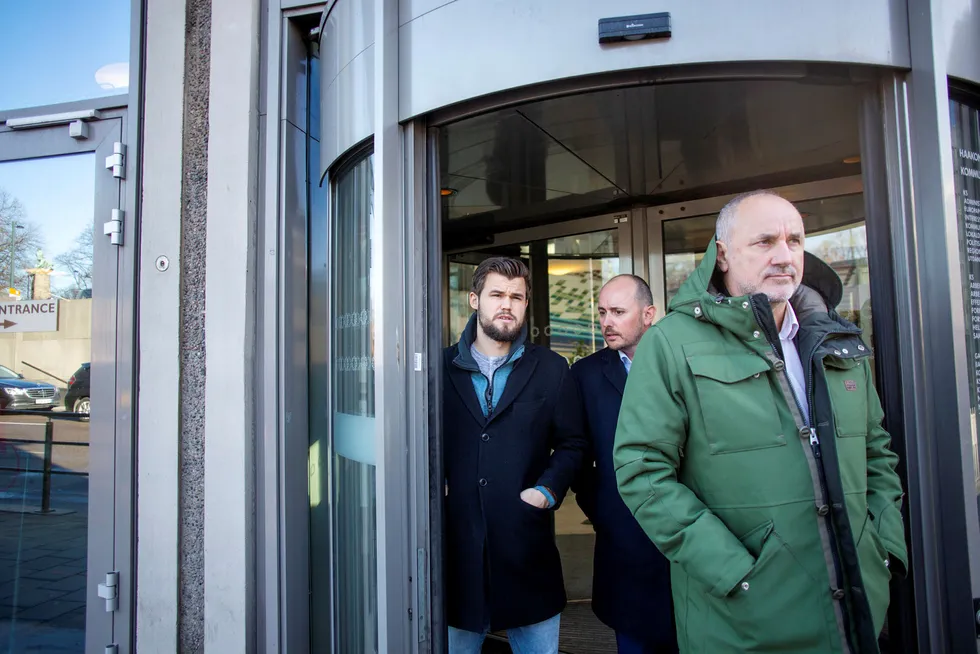 Magnus Carlsen (fra venstre) med daglig leder Andreas Thome og manager Espen Agdestein utenfor Investinors kontorer i Oslo sentrum.