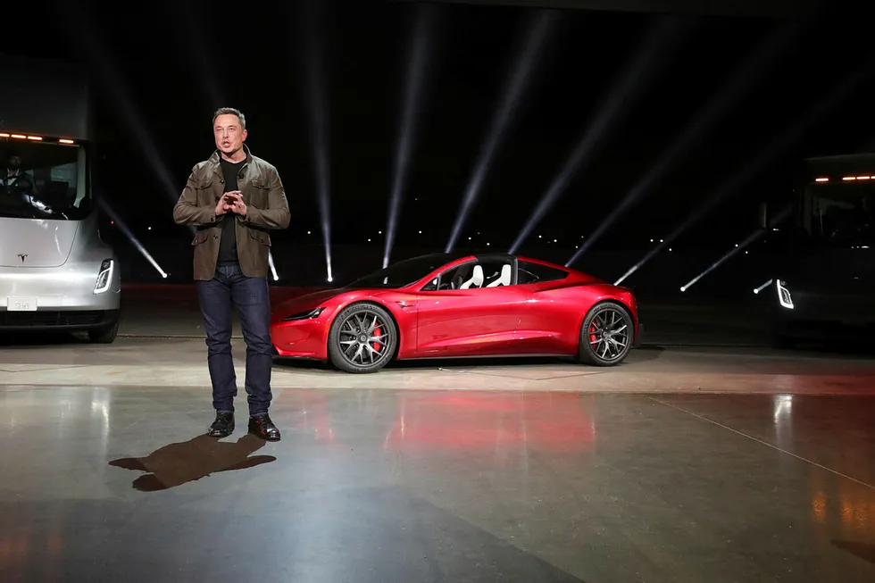 Tesla-sjef Elon Musk avduker her Tesla Semi og Tesla Roadster. Foto: Tesla Motors