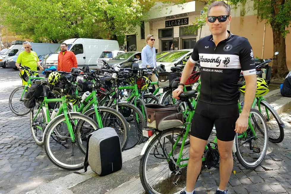 Thomas Solbakken, daglig leder for vandre- og sykkelturselskapet Oliven Reiser, er nødt til å få på plass en ny garanti for å kunne selge reiser.