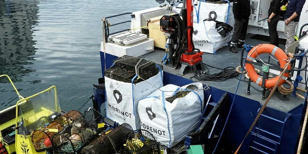 ULOVLIGE FISKEREDSKAP: Åtte kubikkmeter, eller tilsvarende 8000 liter redskap, ble tatt opp av sjøen under en kontroll på Sunnmøre.