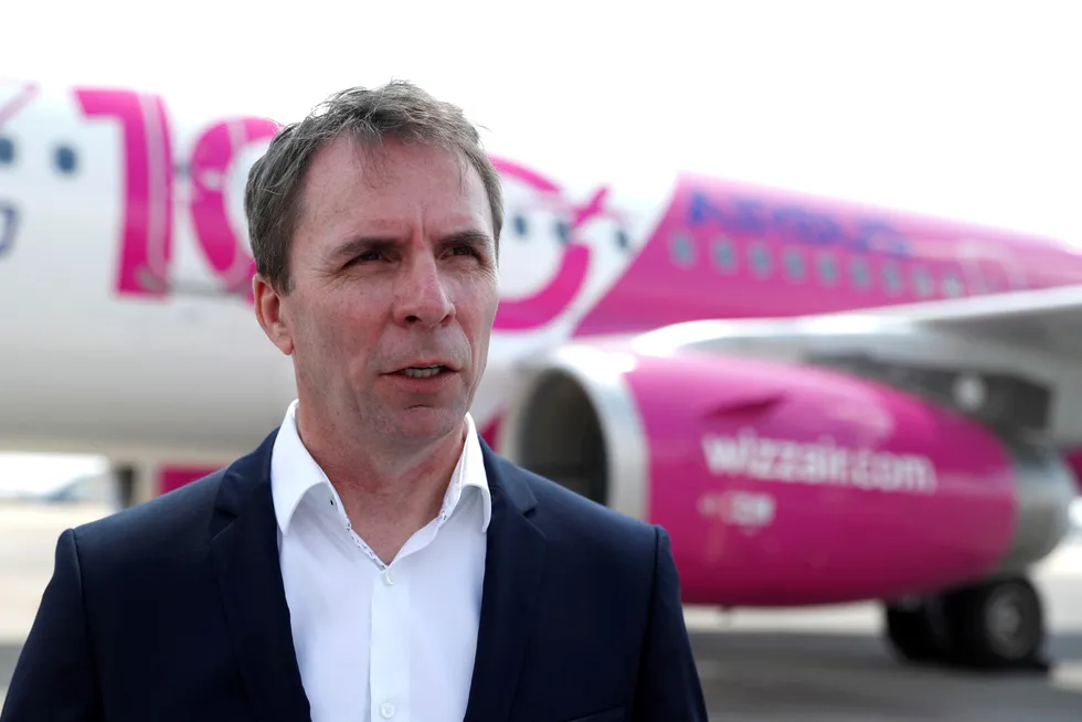 FHI mener ungarske Wizz Air, her representert ved toppsjef Jozsef Varadi på flyplassen i Budapest, hindrer smittesporingsarbeidet