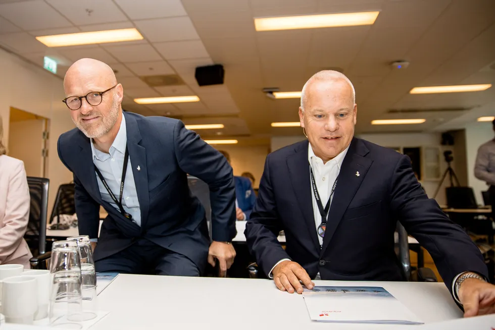 Equinors konsernsjef Anders Opedal (til høyre) og finansdirektør Torgrim Reitan presenterer resultatene fra forrige kvartal onsdag morgen.