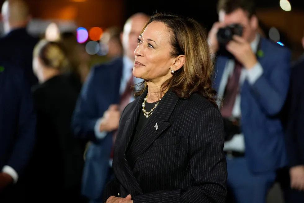 Visepresident Kamala Harris, her mens hun tar imot dem som ble løslatt i en fangeutveksling med Russland, er i gang med å velge sin visepresidentkandidat ved valget til høsten.