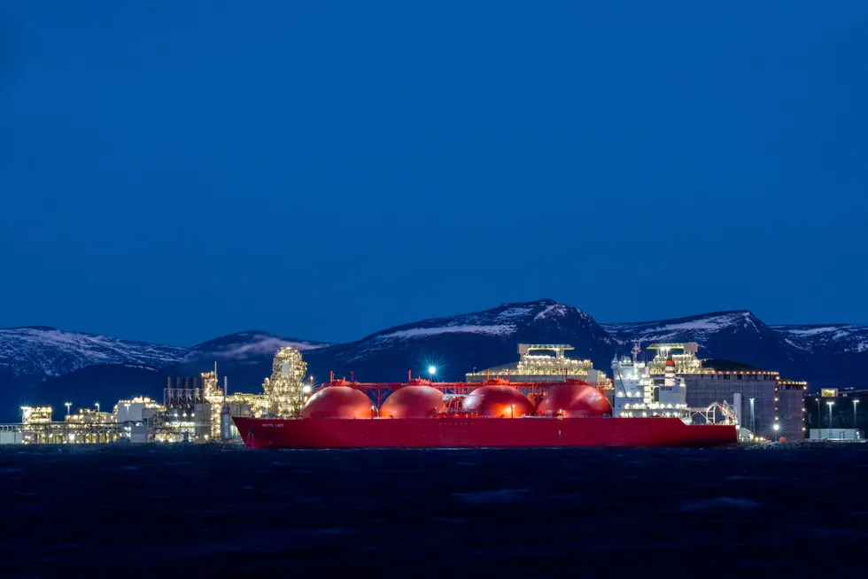 Nå skal det investeres nye milliarder i Equinors gassanlegg på Melkøya utenfor Hammerfest. Her kommer gassen fra Snøhvit-feltet, før den blir kjølt ned til flytende form og eksportert i spesialbygde skip, som det på bildet.