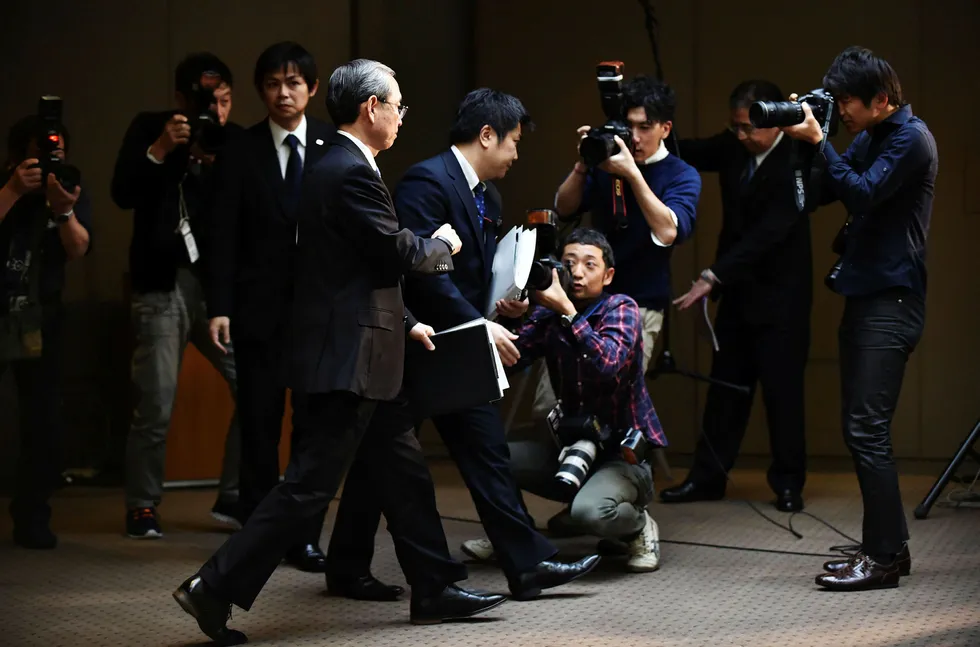 Toshibas konsernsjef Satoshi Tsunakawa forlater pressekonferansen hvor han bekreftet fredag at det japanske selskapet skal skille ut dataminne- og komponentvirksomheten i et eget selskap og selge en minoritetspost i det nye selskapet til eksterne investorer. Foto: Kazuhiro Nogi/AFP/NTB Scanpix