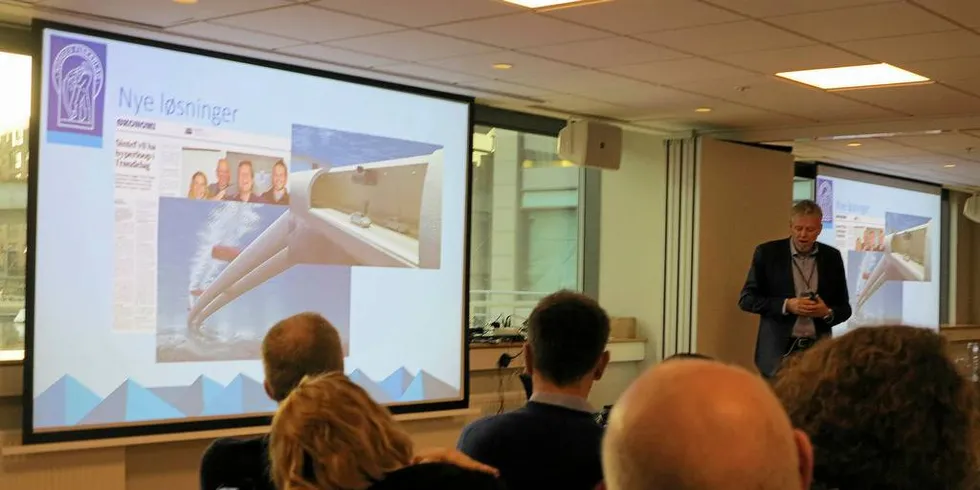 I RØR: Generalsekretær Otto Gregussen i Norges Fiskarlag mener transportbehovet for fisk kan løses med å legge transporten i rør, eller hyperloop, noe han lanserte på konferansen Klimamarin i Trondheim.Foto: Nils Torsvik