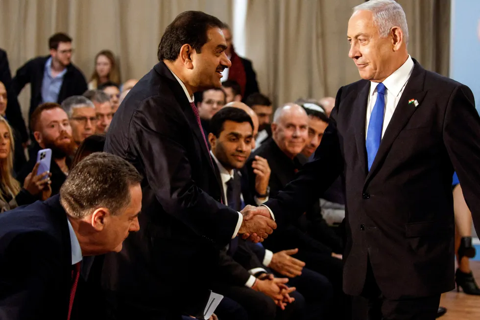 Adani-gruppens grunnlegger og sjef Gautam Adani (til venstre) møtte statsminister Benjamin Netanyahu i Israel tidligere denne uken i forbindelse med at han hadde gjennomført oppkjøpet av Haifa-havnen.