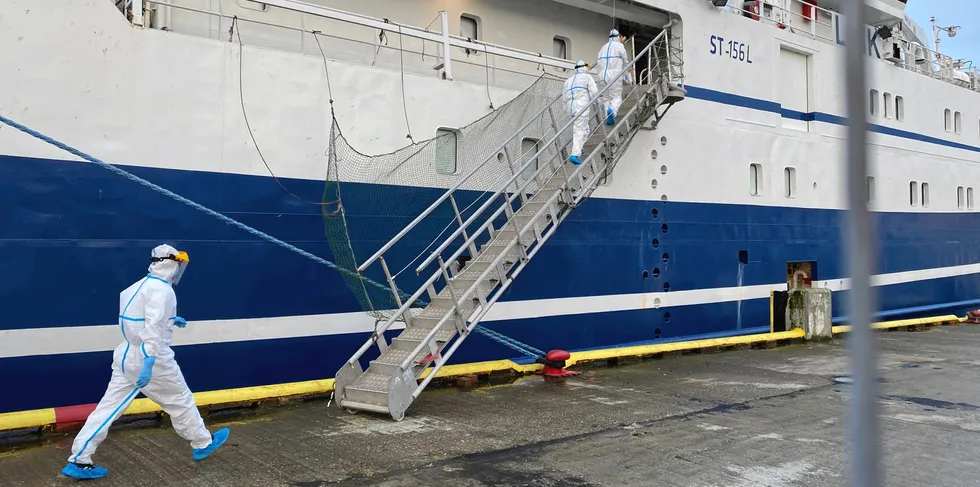 Forbundet Fiskebåt ber om at mannskap på fiskefartøy prioriteres i vaksinekøen etter at de risikoutsatte gruppene er vaksinert. Her autolinebåten «Leinebris» til kai i Tromsø i november etter at en i mannskapet testet positivt for korona.