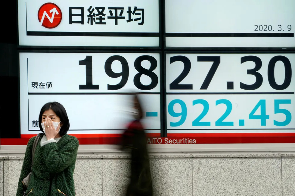 Da handelen startet ved Asia-børsene mandag morgen, pekte pilene ned umiddelbart. Nikkie-indeksen ved Tokyo-børsen har falt med nesten 20 prosent siden januar. Det er en bred nedgang i hele Asia. Dette ventes å fortsette i Europa og resten av verden.