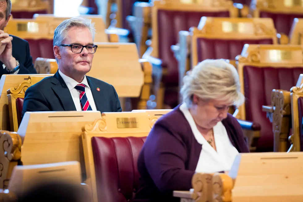 Frps Hans Andreas Limi (t.v.) ga fredag Høyre beskjed om at partiet krevde at statsminister Erna Solberg (H) (t.h.) skulle vurdere fiskeriminister Geir Inge Sivertsens (H) stilling. Arkivfoto fra trontaledebatten.