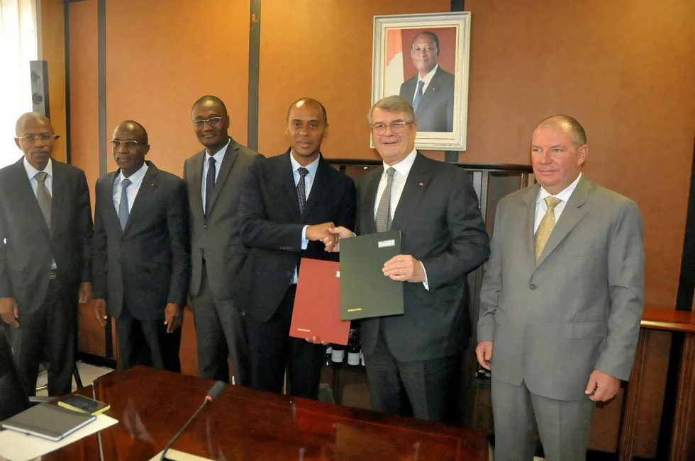 Award: the signing ceremony for blocks CI-502 and CI-12 in Abidjan, Ivory Coast. From right to left: Jean-Michel Bonnet, director-general of Foxtrot International, Seci president Olivier Bouygues, Thierry Tanoh, Minister of Petroleum, Moussa Sanogo, Secretary of State in the Prime Minister’s office, Adama Kone, Minister of Economy & Finance, and Ibrahima Diaby, director General of Petroci