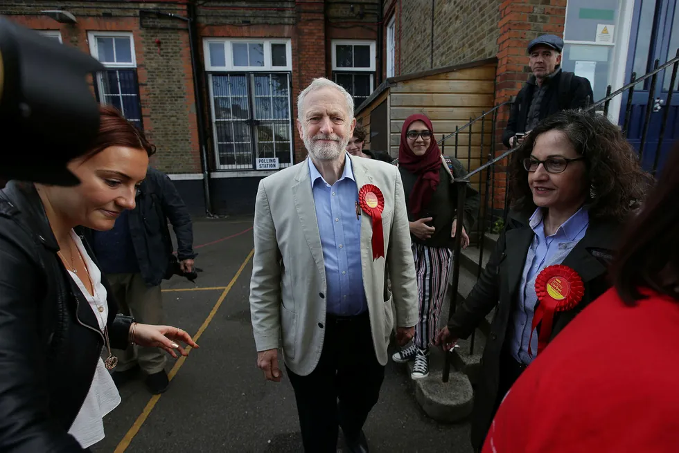 Før torsdagens engelske lokalvalg håpet opposisjonspartiet Labour på kraftig fremgang under den radikale partilederen Jeremy Corbyn (bildet). Her forlater Corbyn valglokalet etter å ha avlagt sin stemme i London denne uken. Foto: Daniel Leal-Olivas/AFP/NTB Scanpix