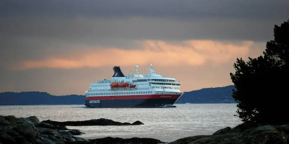 Hurtigruten "Nord Norge" på vei inn Lerøyosen utenfor Bergen.Foto: OLE ERIK KLOKEIDE