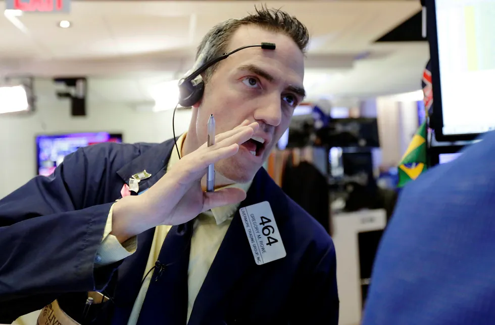 Trader Gregory Rowe jobber på gulvet i New York Stock Exchange. Her er han fotografert mandag 2. april, en dag da børsene falt kraftig. Foto: Richard Drew