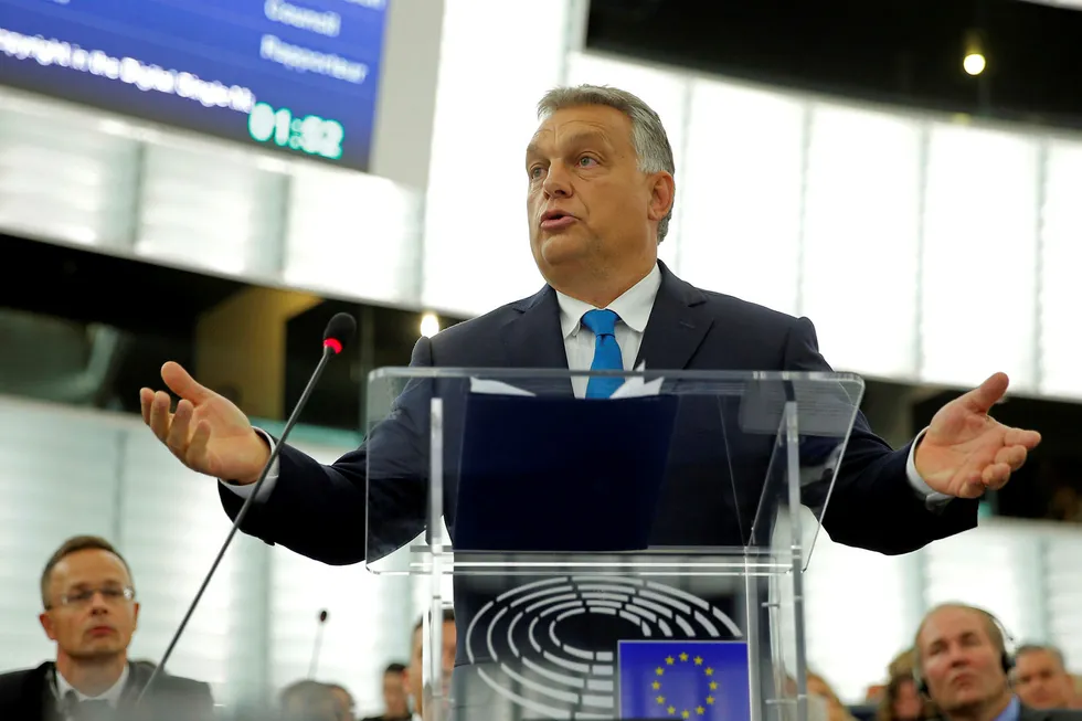 Ungarns statsminister Viktor Orbán nekter for at hans regjering har gjort noe galt. Han møtte ikke gehør hos EU-parlamentarikerne i Strasbourg.