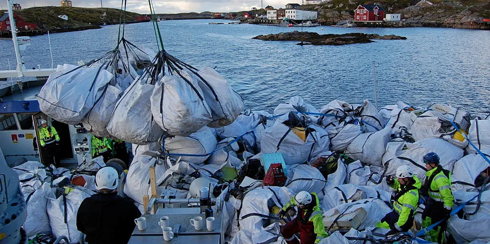 Marin forsøpling og er et globalt miljøproblem. Her henter Kystvakten 225 storsekker med søppel på Frøya i fjor.