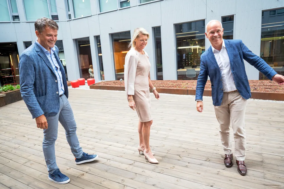 Vipps har opplevd nye rekorder i sommer. Onsdag var finansminister Jan Tore Sanner (til høyre) på besøk hos Vipps-sjef Rune Garborg og styreleder Kjerstin Braathen.