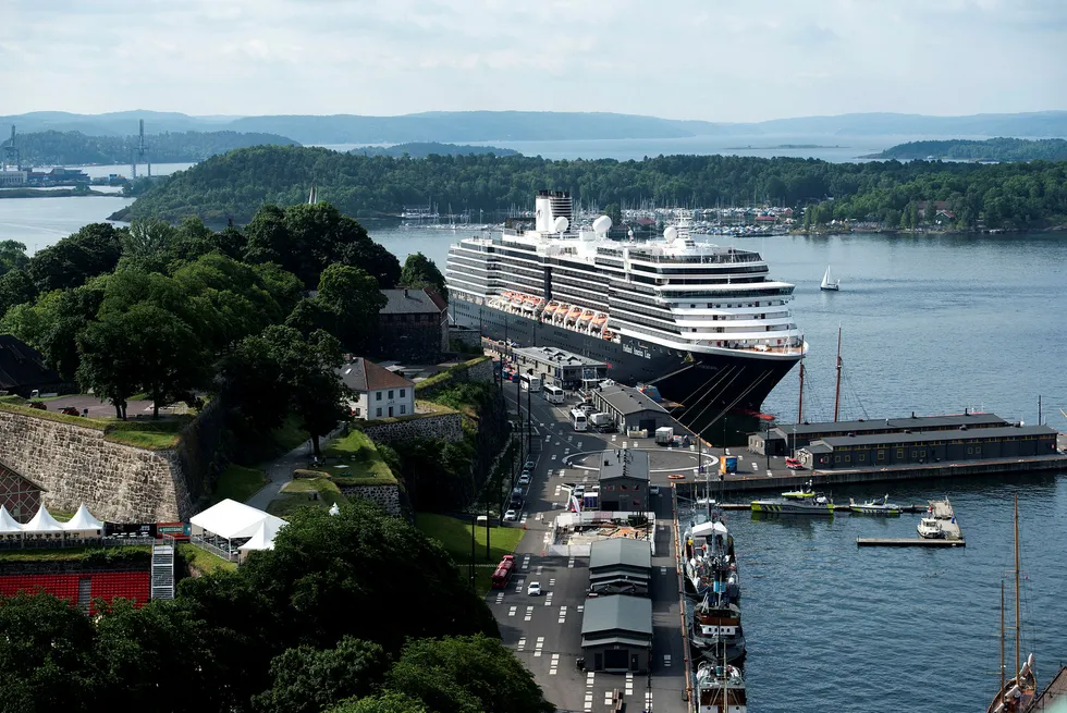 Dialog med næringen er avgjørende for å nå målene om en mer miljøvennlig cruiseindustri, ifølge artikkelforfatteren. Her cruiseskipet Zuiderdam ved Akershuskaia i Oslo. Foto: Per Ståle Bugjerde