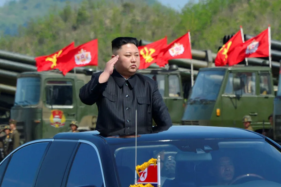 Nord-Korea bekrefter ny rakettoppskyting. På bildet overværer landets leder Kim Jong Un en militærparade i april. Foto: Nord-Koreas sentrale nyhetsbyrå (KCNA)/Reuters/NTB Scanpix