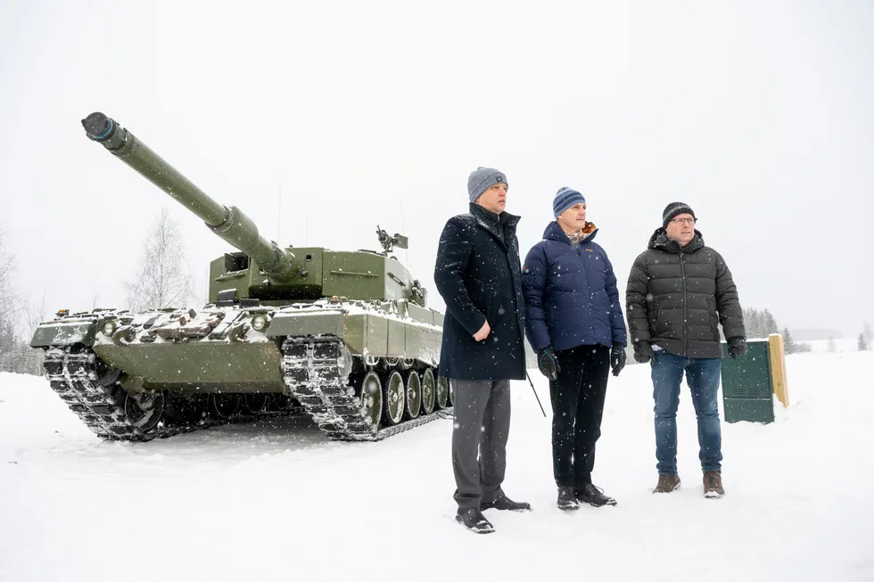 Statsminister Jonas Gahr Støre (Ap), finansminister Trygve Slagsvold Vedum (Sp) og forsvarsminister Bjørn Arild Gram (Sp) sto i snø og tåke på Rena leir fredag morgen for å annonsere at Norge kjøper 54 nye stridsvogner av typen Leopard.