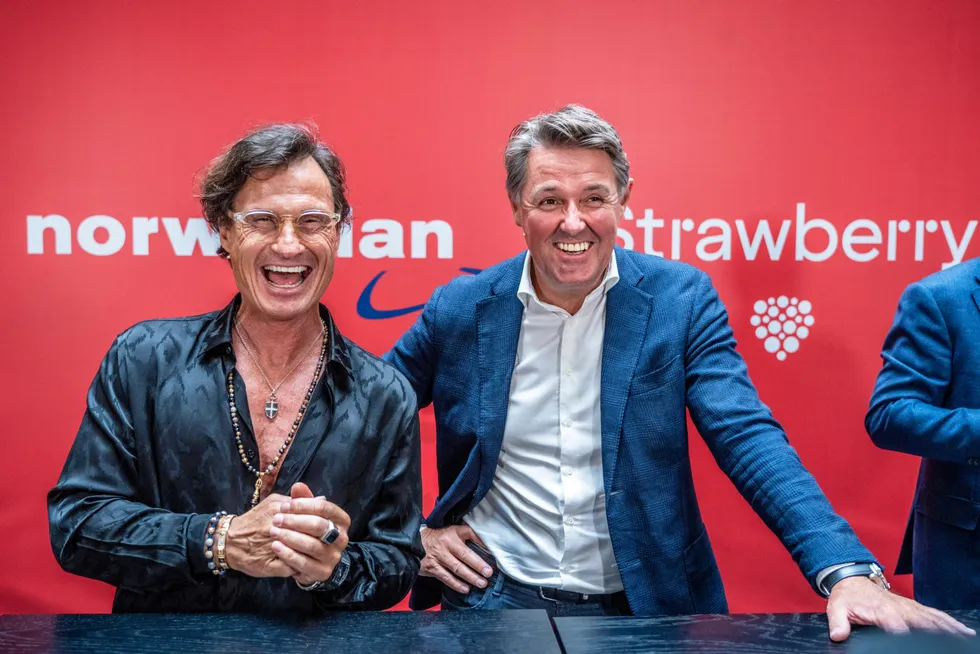Strawberry-eier Petter Stordalen (fra venstre) og Norwegian-sjef Geir Karlsen la frem de ambisiøse samarbeidsplanene mellom partene i fjor sommer. Siden har nye uenigheter dukket opp.