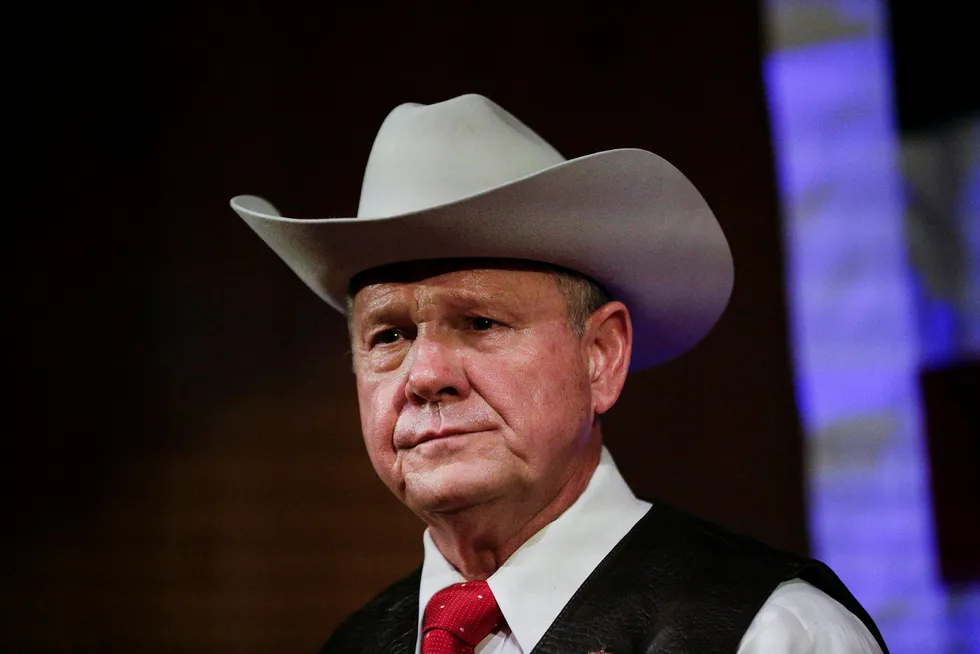 Kandidat til en plass i senatet, Roy Moore, er i hardt vær etter stadig flere anklagelser om seksuell trakassering og press fra partifeller om å trekke seg. Foto: Brynn Anderson/AP photo/NTB scnapix