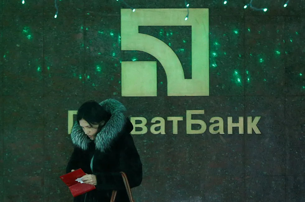 Staten tar over den største privateide banken i Ukraina. Bildet viser er av bankens filialer i Kiev. Foto: Valentyn Ogirenko/Reuters/NTB scanpix