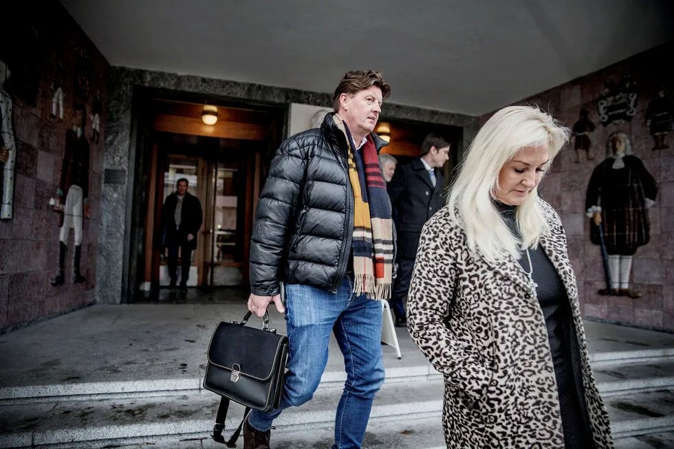 Trond Sundal og kona Christin forlater Sør-Trøndelag tingrett etter å ha møtt Terje Eriksen som er tiltalt for grovt økonomisk utroskap. Foto: Øyvind Nordahl Næss