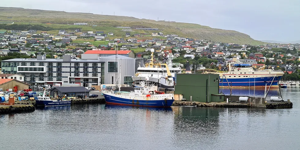 Russiske fiskebåter får fortsatt lov til å anløpe havnene på Færøyene, for å laste om fisk til transportfartøyer.