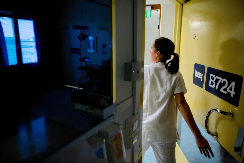 Hovedregelen i norsk arbeidsliv skal være faste ansettelser, ikke midlertidige, skriver artikkelforfatteren. Bildet viser en sykepleier på jobb ved Oslo Universitetssykehus.