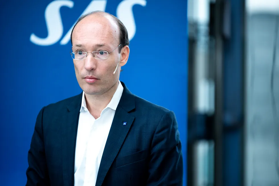 SAS-sjef Anko van der Werff sier prosessen vil ta ni til tolv måneder..