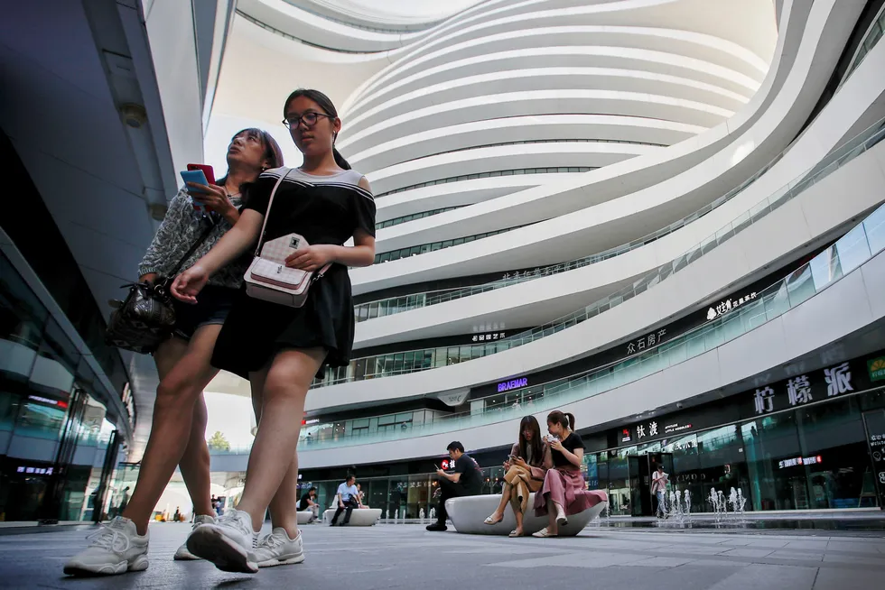 Nesten en fjerdedel av kontorarealet i Kinas største byer står ledig. Leieprisene faller mens det ferdigstilles mange millioner kvadratemeter nye kontorareal i år. Her fra Galaxy Soho i Beijing.
