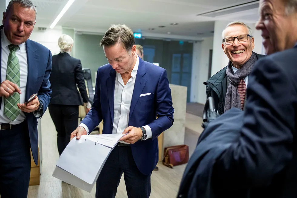 Styreleder Olav H. Selvaag i Selvaag Bolig ser på presentasjonen selskapet skal holde. Administrerende direktør Rolf Thorsen står til venstre i bildet og Jan Petter Collier og investor Erik Must står til høyre.