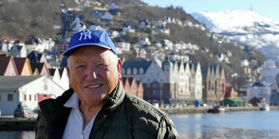 PÅ AN IGJEN: Båtbygger Erling Viksund er i gang med sjarkbygging igjen, i en alder av 80 år.Foto: OLE ERIK KLOKEIDE