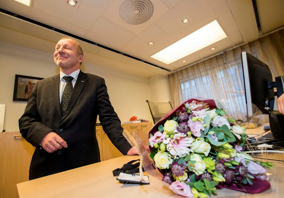 Geir Inge Sivertsen (H) fikk en meget kort karriere som fiskeriminister. Her under nøkkeloverleveringen.