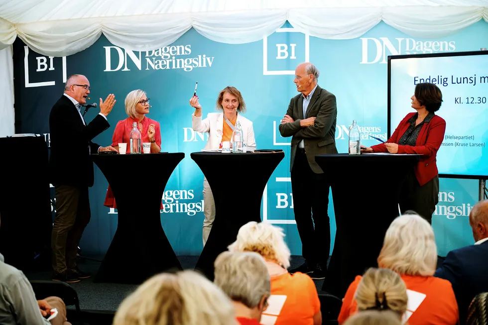 Fra venstre Gunnar Bovim, styreleder ved Oslo universitetssykehus, Ingvild Kjerkol (Ap), Lene Haug, initiativtager Redd Ullevål og førstekandidat i Oslo for Helsepartiet, Michael Tetzschner (Høyre) og Eva Grinde.