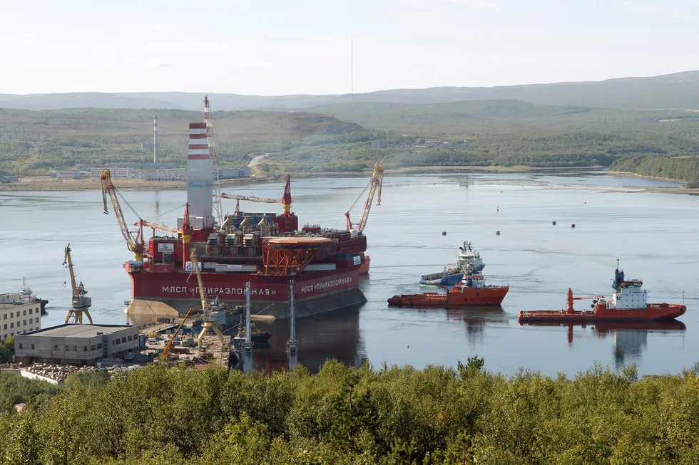 Norske Scana har solgt oljeberedskapsutstyr til Russland. Kjøperen er et leverandørselskap som ikke er under sanksjoner, men sluttbrukeren – dersom utstyret skulle brukes etter en ulykke offshore – vil være statskontrollerte Gazprom, som er på sanksjonslisten. Bildet fra 2011 viser oljeplattformen som nå er i bruk på Gazproms Prirazlomnoye-felt, det første kommersielle prosjektet på den arktiske delen av Russlands kontinentalsokkel.