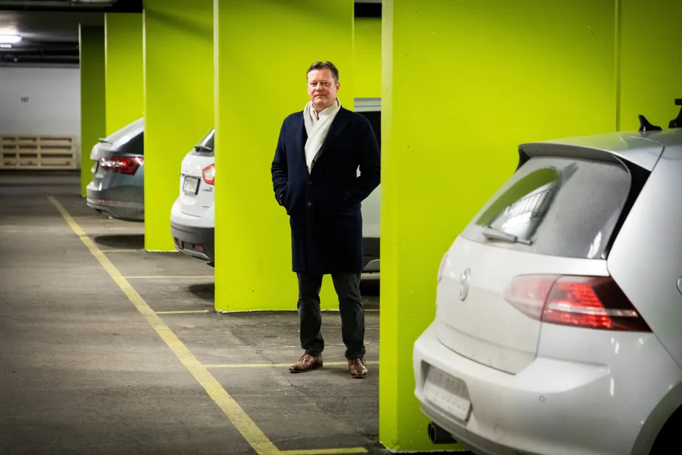 Tek-gründer og daglig leder Ketil Høigaard i parkeringsanlegget i Lørenveien. Her er god plass til flere biler, og med appen Parqio håper han at ledige plasser kan leies ut.