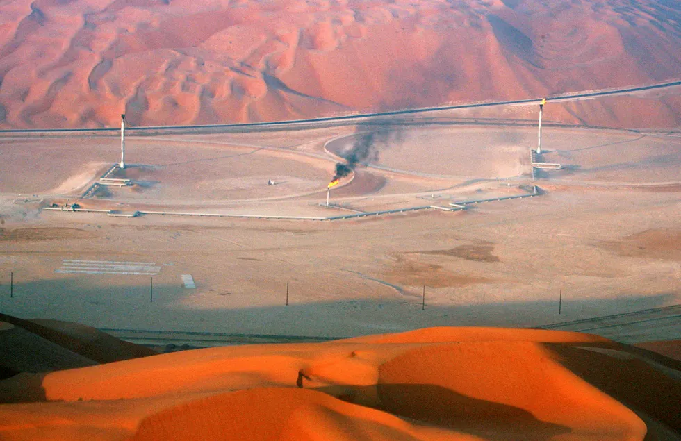 Børsnotering og salg av deler av Saudi-Arabias statlige oljeselskap Aramco har støtt på problemer. Bildet viser oljefeltet Shaybah i Rub' al-Khali-ørkenen. Foto: Ali Jarekji / Reuters/NTB Scanpix