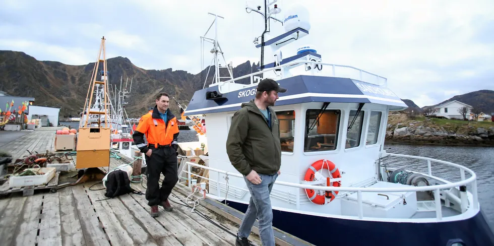 Sjarkfiskerne Ole Jacob Wangsvik og Arnt Johansen har i alle år driftet med line. Økte kostnader og god pris på garntorsken gjør at de nå rigger om.