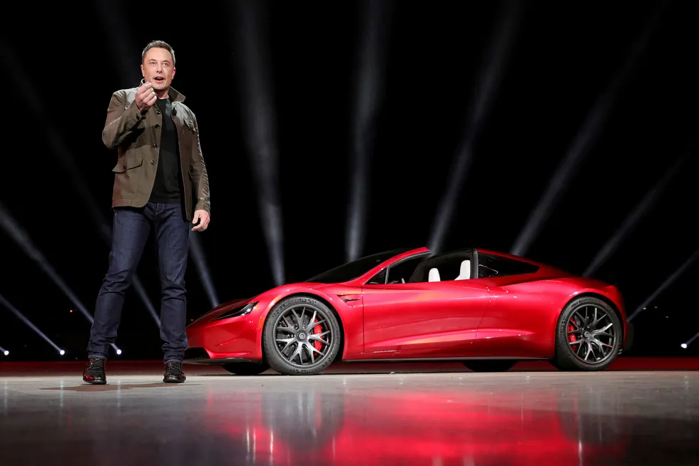 I 2017 viste Elon Musk andre generasjon av sportsbilen Roadster. Denne skal få «Plaid Mode», som altså er raskere enn «latterlig».