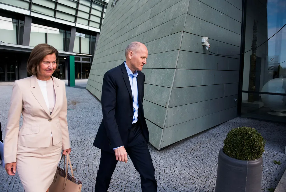 Styreleder Gunn Wærsted og konsernsjef Sigve Brekke i Telenor ankommer selskapets lokaler i Fornebu tirsdag formiddag.