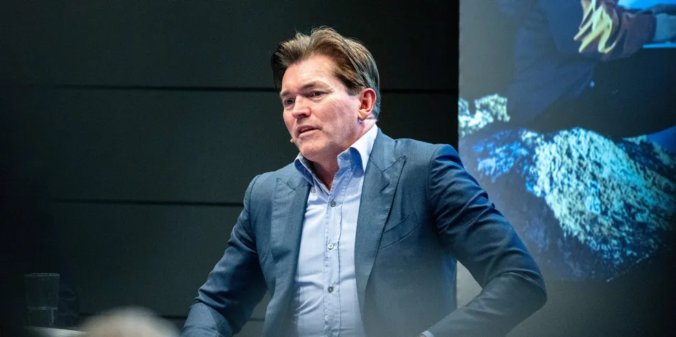 Aksjeinvestor Arne Fredly er en av dem som kjøpte landbaserte lakseaksjer forrige uke. Her avbildet på Pensum Asset Managements sommerseminar.