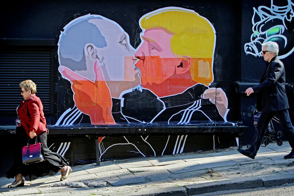 Et veggmaleri med en kyssende påtroppende USA-president Donald Trump og Russland-president Vladimir Putin i Litauens hovedstad Vilnius fra våren 2016. Befolkningen frykter for at Trump ikke vil gå imellom ønsket om sterkere russisk kontroll i regionen. Foto: PETRAS MALUKAS/Afp/NTB scanpix